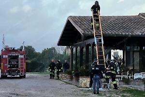 Principio d'incendio sul tetto di un ristorante, i vigili del fuoco evitano il peggio