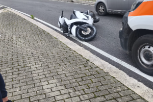 Latina, incidente tra auto e scooter in via Isonzo: un ferito