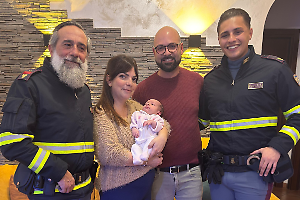 Deve partorire ma rimane bloccata nel traffico: scortata dalla Polizia