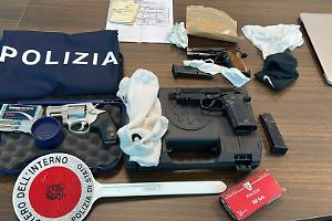 Trovato con una pistola rubata, arrestato dalla polizia