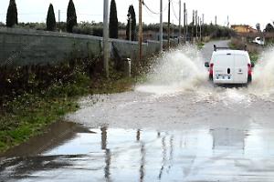 Via del Giglio:  strada pericolosa tra buche e ponte che crolla