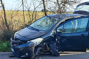 Scontro tra auto, tre feriti gravi tra Ardea e Aprilia