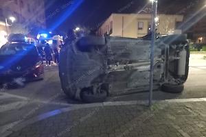 Aprilia, incidente a Largo delle Rose: Nissan Qashqai si ribalta dopo lo scontro