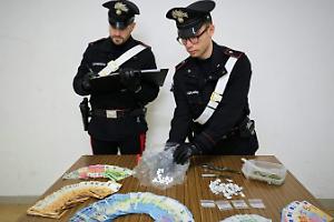 Spaccio di droga e banconote false, arrestati due giovani di 19 e 22 anni