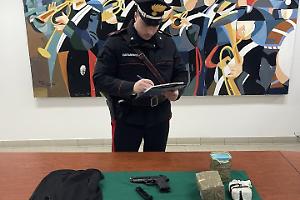 Aprilia, arrestato 20enne per droga e pistola modificata