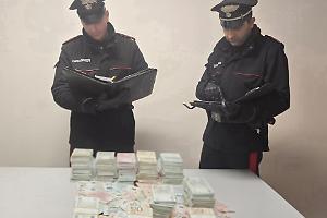 Fondi, scoperti 295mila euro nascosti in un pozzetto: quattro persone denunciate per favoreggiamento reale