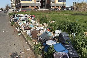 Infiltrazioni, ascensori rotti e rifiuti in strada: palazzi nel degrado nella zona 167