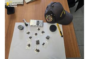 Pusher fermato in piazza grazie ai cani antidroga della Finanza