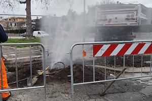 Tubatura rotta durante gli scavi stradali, fiume d’acqua tra via Toscanini e via Clementi