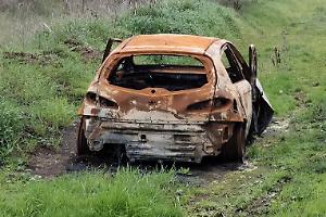 Auto bruciata e rifiuti abbandonati: ancora degrado in via Acqua Solfa