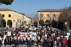 Musica e striscioni, gli alunni della scuola Gramsci in piazza per dire no a bullismo e cyberbullismo