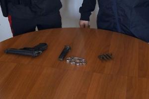 Pistola puntata contro un meccanico dopo una lite: arrestato un 49enne, tre denunciati