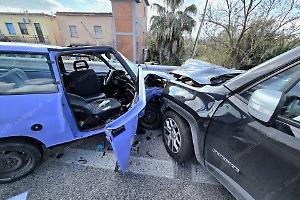 Sbanda e provoca un frontale sulla Pontina, uno dei feriti è grave