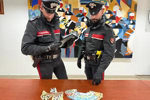 Aprilia, 18enne arrestato per droga: sequestrati 40 grammi di crack e 1.300 euro in contanti