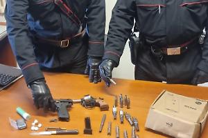 Sonnino: spaccio e arsenale illegale. Arrestato 45enne, denunciato 47enne per favoreggiamento
