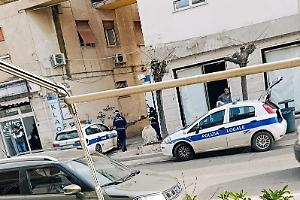 Donna cade sul marciapiede sconnesso, soccorsa in centro