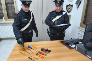 Latina, senza assicurazione e con coltello e attrezzi da scasso: denunciato 56enne