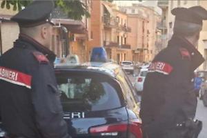 Fermato in auto con coltello e bastone, rifiuta i test antidroga: denunciato