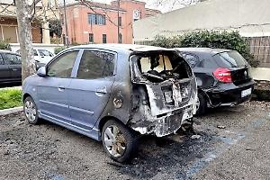Misterioso rogo in centro, incendiata l'auto di un'anziana