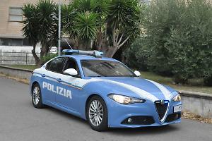 Tenta di rapire un bambino nel parcheggio del supermercato, arrestato dalla Polizia