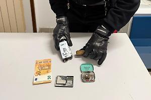 Fugge dai Carabinieri, in casa nascondeva droga