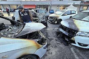 Cinque auto a fuoco nella notte, indaga la Polizia