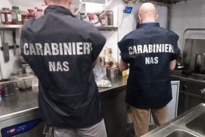 Controlli del NAS nella provincia di Latina: sequestrati 60 chili di alimenti e chiuso un minimarket