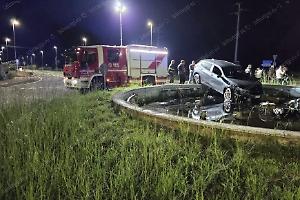 Con l'auto nella fontana della rotatoria, paura per tre giovani