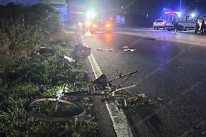 Investito in bici da un’auto sullo svincolo della Pontina, è gravissimo