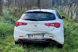 Trovata in un campo l'auto usata dai ladri per speronare la volante della Polizia