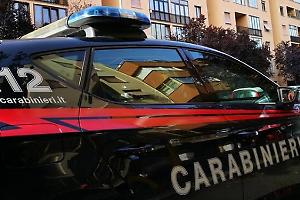 Tenta di forzare un’auto in sosta per rubarla, denunciato un 42enne