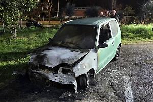 Un'esplosione e un'auto a fuoco, nuovo attentato alle Arlecchino