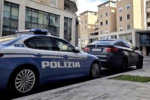 Inseguito e bloccato dopo il furto, lascia il telefono rubato e scappa a piedi