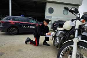 Senza patente su moto rubata: fuga dall’ospedale dopo il controllo