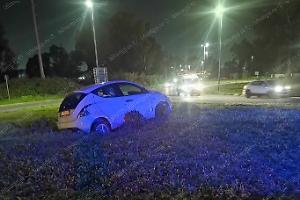 Urto laterale in rotatoria, una delle auto finisce nell’aiuola