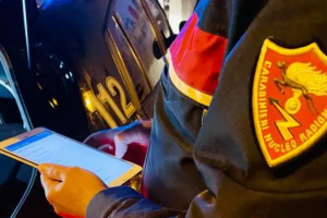 Fermato senza patente con droga e coltelli. I Carabinieri denunciano un quarantunenne