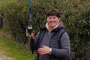 Scivola e cade nel laghetto, muore mentre pesca