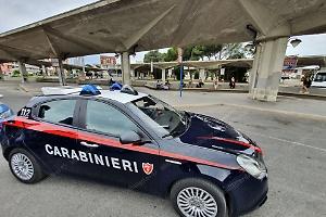 Latina, furto su autobus e spese con carta rubata: due denunciati dai Carabinieri