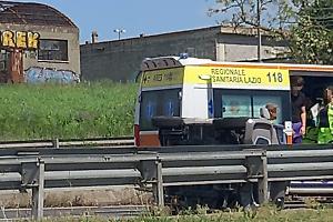 Aprilia, si ribalta con la minicar sulla Pontina: giovane soccorso dal 118