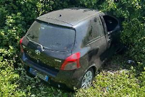 Incidente ad Aprilia, esce di strada e finisce con l'auto nel fosso