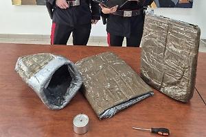 Furto in negozio e fuga con borse schermate: tre arresti nella notte