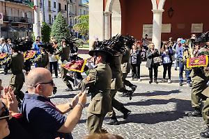 Bersaglieri in corsa nel cuore di Cisterna: città invasa da fanfare e piume al vento