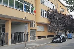 "Avrai lo stipendio, se lasci il sindacato"