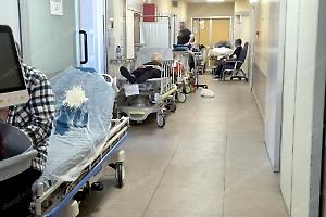 Anche una folle aggressione nel pronto soccorso straniero