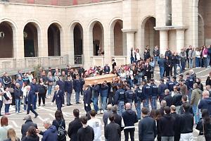 Sciacalli in casa del poliziotto Tommaso Alessi durante i suoi funerali