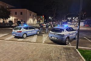 Coltelli e tubi in ferro in auto. La Polizia di Aprilia denuncia 3 persone
