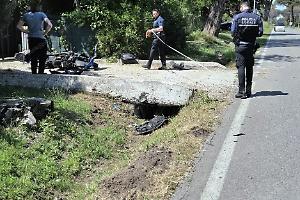 Latina: sbalzato fuori strada dopo lo scontro con un’auto, ferito un motociclista