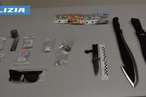 Fondi, arrestato uomo per spaccio e possesso di armi: sequestrati droga e machete