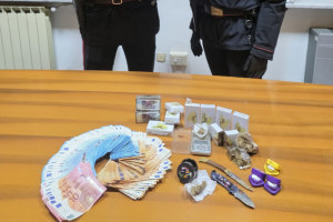 Latina, arrestato 24enne per spaccio: sequestrato un chilogrammo di hashish e oltre 6 mila euro