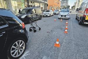 Prognosi riservata per l'anziana investita, indagato il giovane che l'ha travolta con l'auto